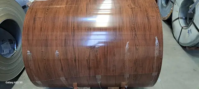 Bobina revestida com textura de madeira na fábrica