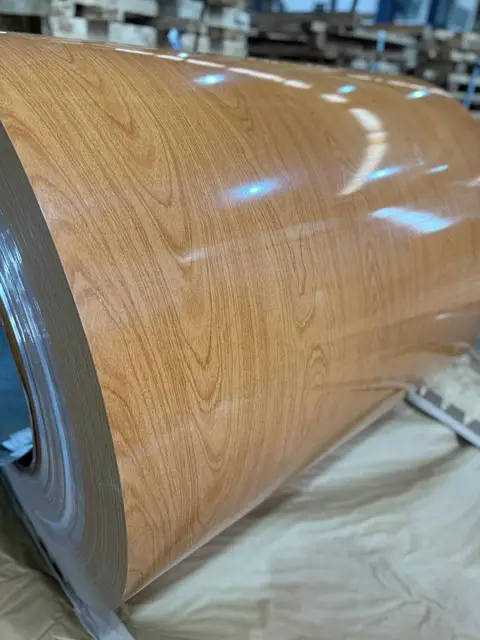 Detalhe da bobina de aço com acabamento amadeirado