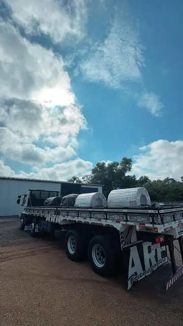 Caminhão carregado com bobinas de aço para entrega