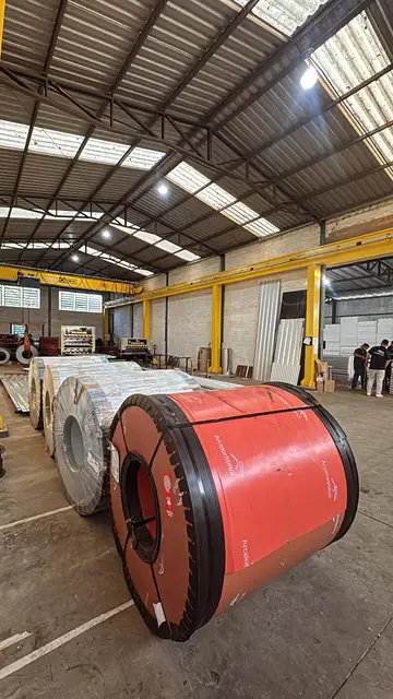 Tubos metalon quadrados empilhados no estoque